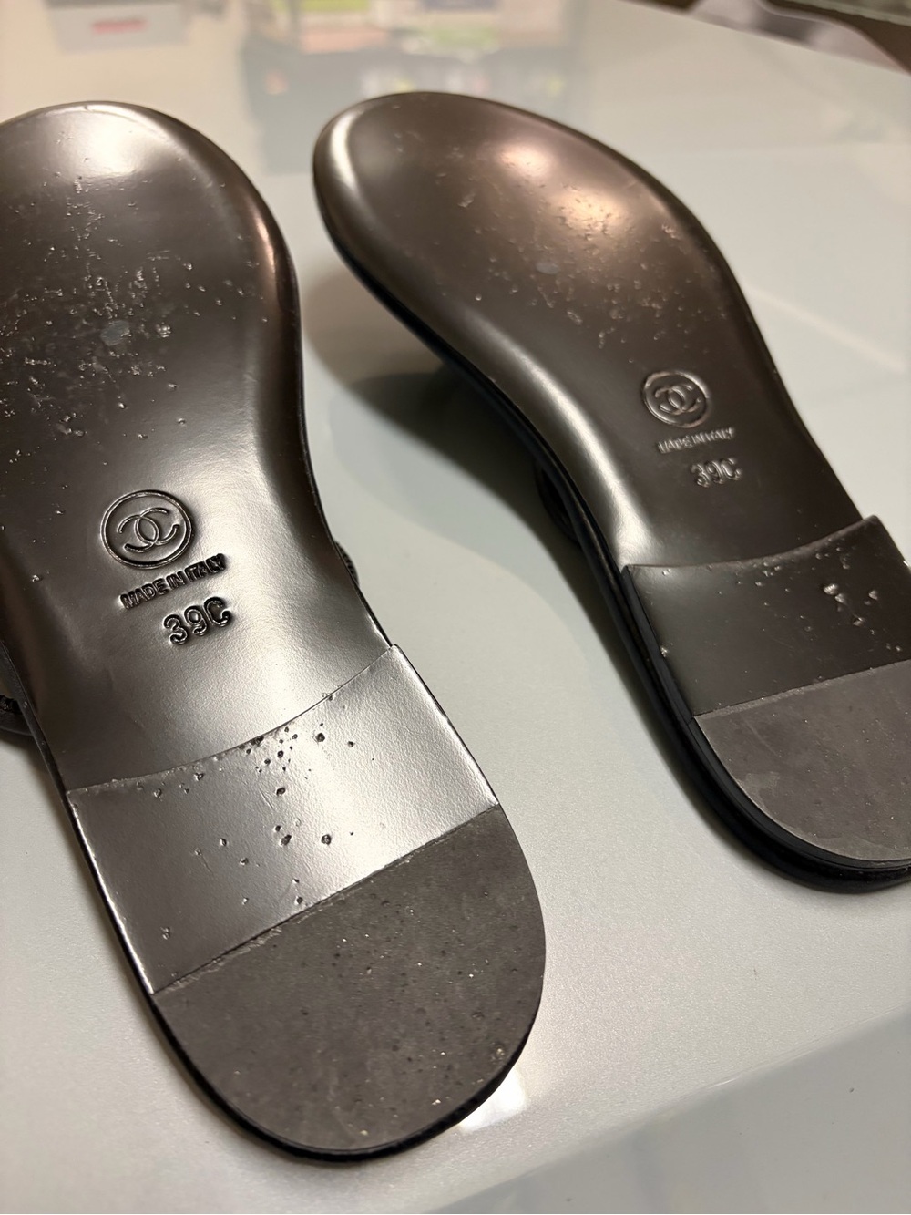Black Leather CC Thong Sandals with Gold Logo Hardware. Size 39 US8 - Picture 6 of 9